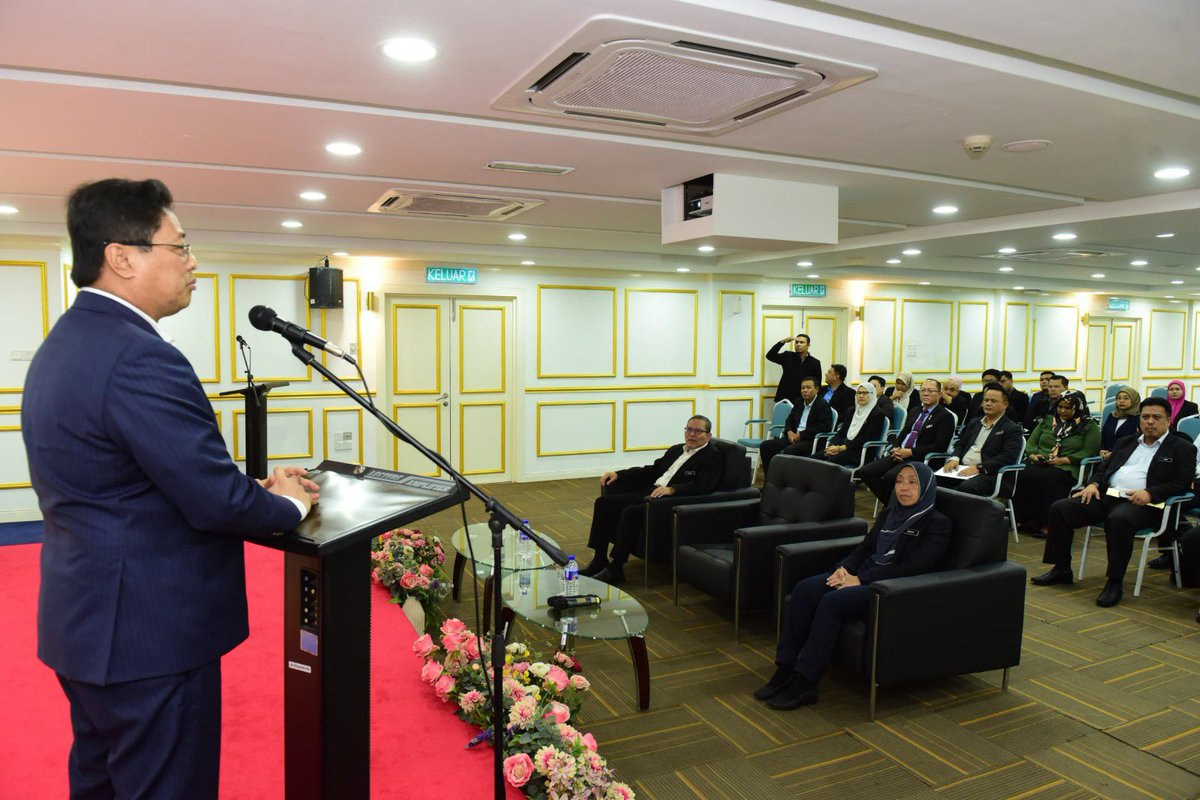PEGAWAI PENDAKWA DISERU AGAR LEBIH KREATIF DAN KUASAI KEMAHIRAN KOMUNIKASI DALAM BAHASA INGGERIS

#sprmmalaysia
 #rasuahdihinamaruahdibina