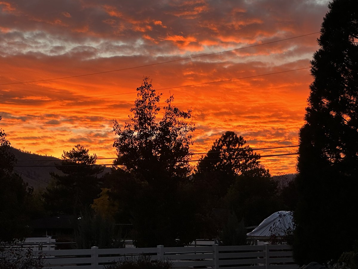 bridgeto71's tweet photo. @NWSReno Truly beautiful https://t.co/kOkWc6ualq