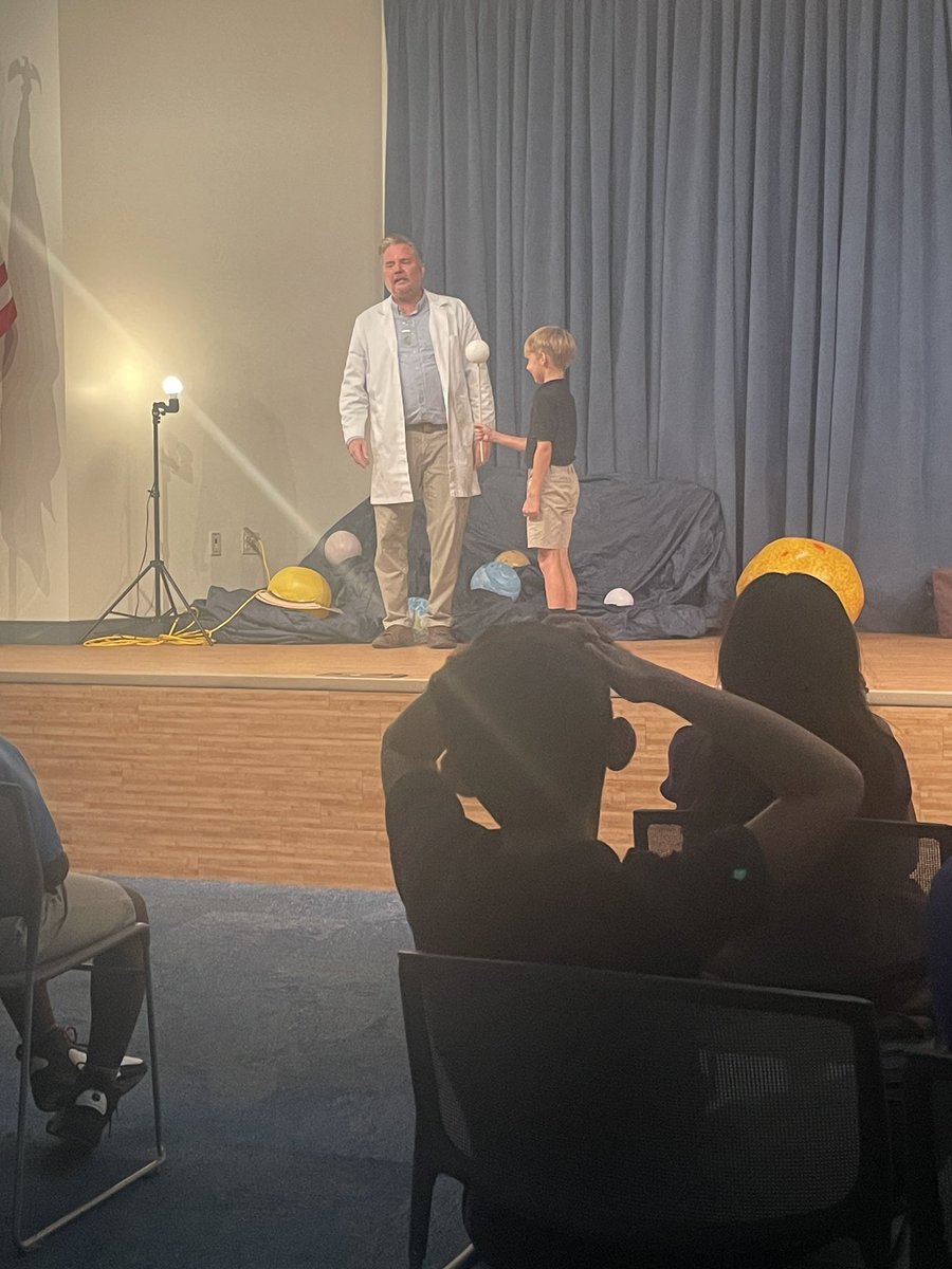 MsFlynns5th's tweet photo. 4th graders @LelyLionsRoar had so much fun learning about the earth, moon, and sun from a special presenter at the South Regional @CollierLibrary! @CollierScience 🌖🌗🌘🌑🌒🌓🌔 https://t.co/6xy9GIIp4i