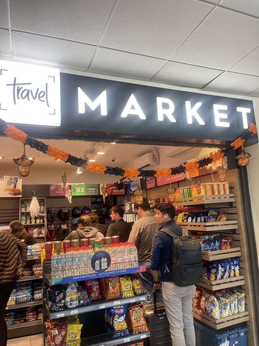 carolanaranjo's tweet photo. ¡INACEPTABLE! Vuelo LA325 @LATAM_CHI no sale 16:00, se reprograma a las 20:00 X falta tripulante. Compensación voucher X $18.000 para  minimarket, al cobrar entregan esto (foto) por el valor, insólito! No se puede elegir y te cobran productos que no te dan ¡COMO TAN MISERABLES! https://t.co/Z5XHNnTlGJ