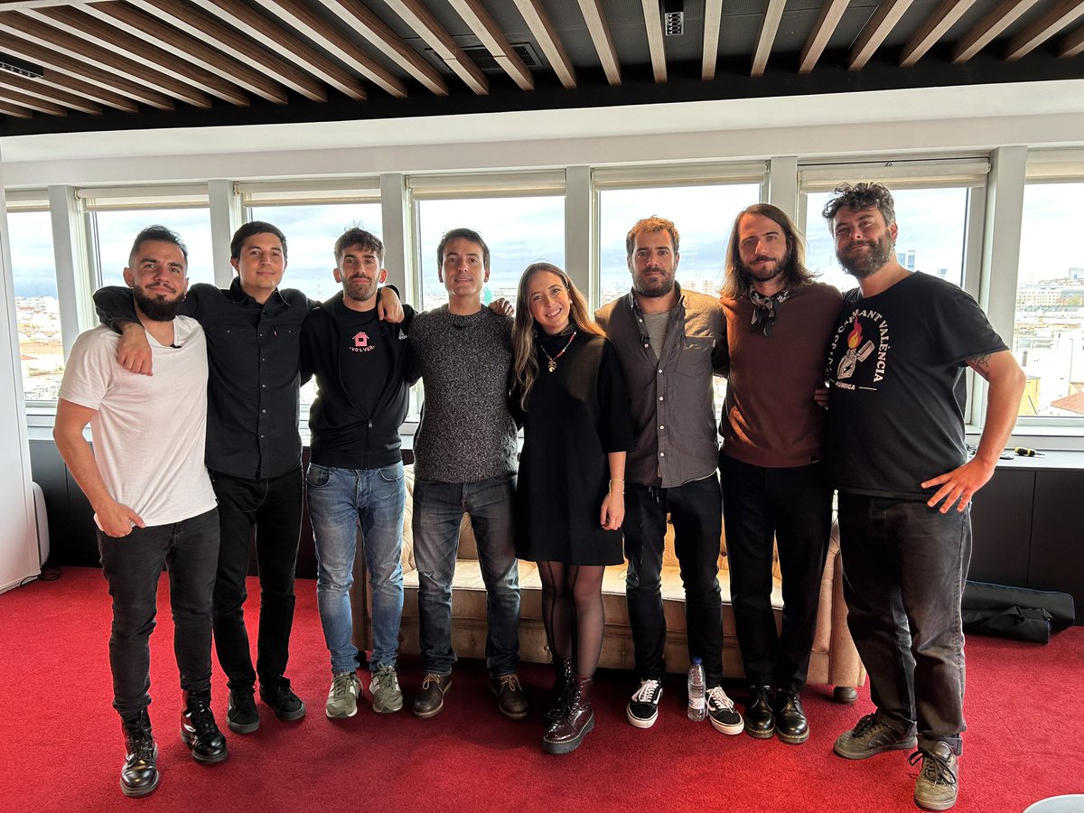 iranzugvergara's tweet photo. Para mí @estoesLaMODA es mucho más que un grupo de música, con acordes y letras que llegan al corazón. Sois gente sencilla, con una calidad humana enorme y, eso, os hace ser auténticos. Lo mejor es que conseguís reflejarlo en vuestras canciones y conciertos. Un placer coincidir. https://t.co/dQoevzOMGv