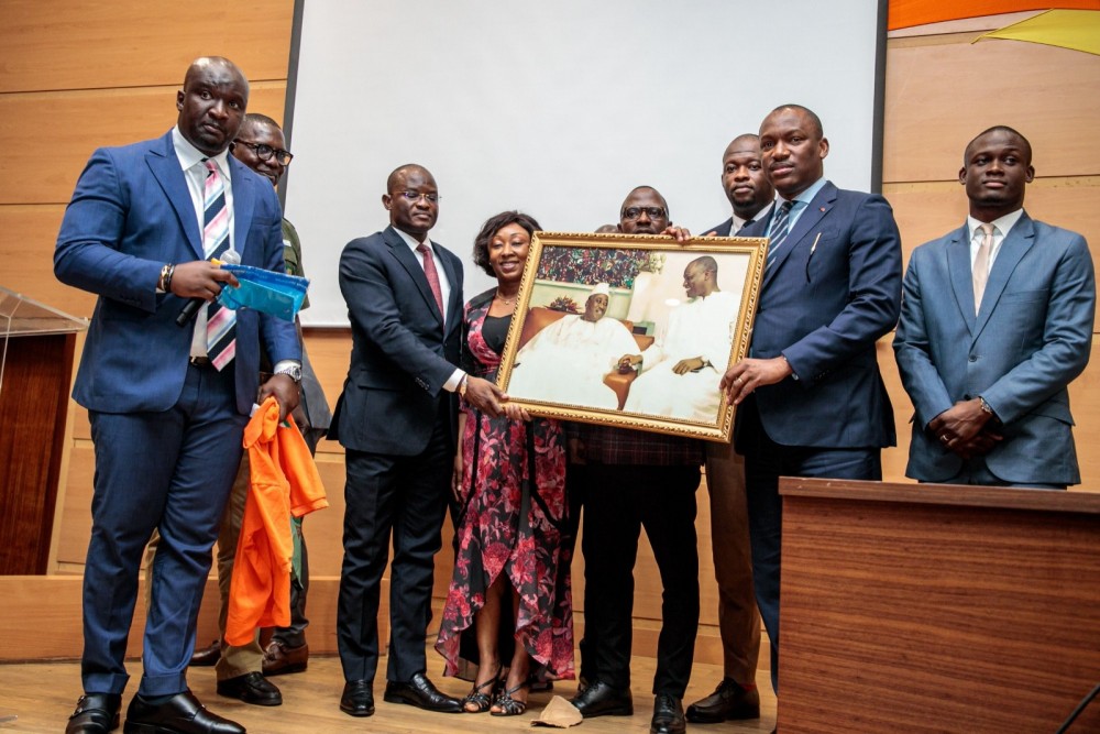 Mtoure_officiel's tweet photo. J’ai rencontré ce lundi 23 octobre les représentants des organisations de #jeunesse politique et de la société civile de Côte d'Ivoire. 

Cette réunion était une étape importante pour discuter des #défis et #opportunités qui nous attendent à la suite de ma reconduction à la tête du Ministère de la Promotion de la Jeunesse, de l'Insertion Professionnelle et du Service Civique.

J’ai pu présenter le bilan à mi-parcours de notre ambitieux Programme Jeunesse du Gouvernement (#PJGouv) pour la période 2023-2025.

J’ai constaté l’implication et de l'engagement de ces organisations de jeunesse que je  considère comme de précieux partenaires qui nous permettront de mettre en valeur les acquis et de réaliser pleinement le PJ Gouv sur la période 2023-2025.

Leur rôle de facilitateurs au sein de leurs communautés respectives permet non seulement d'exposer les acquis du PJGouv, mais aussi de travailler étroitement avec les jeunes pour identifier des solutions innovantes, réaliser pleinement nos objectifs et permettre à chaque jeune Ivoirien de se sentir important dans la construction de l'avenir du pays.

Le futur de la Côte d'Ivoire repose sur la capacité de notre #jeunesse à participer activement aux décisions qui affectent leur vie et leur communauté.

PJGouv2023_2025 #2023AnneedelaJeunesse