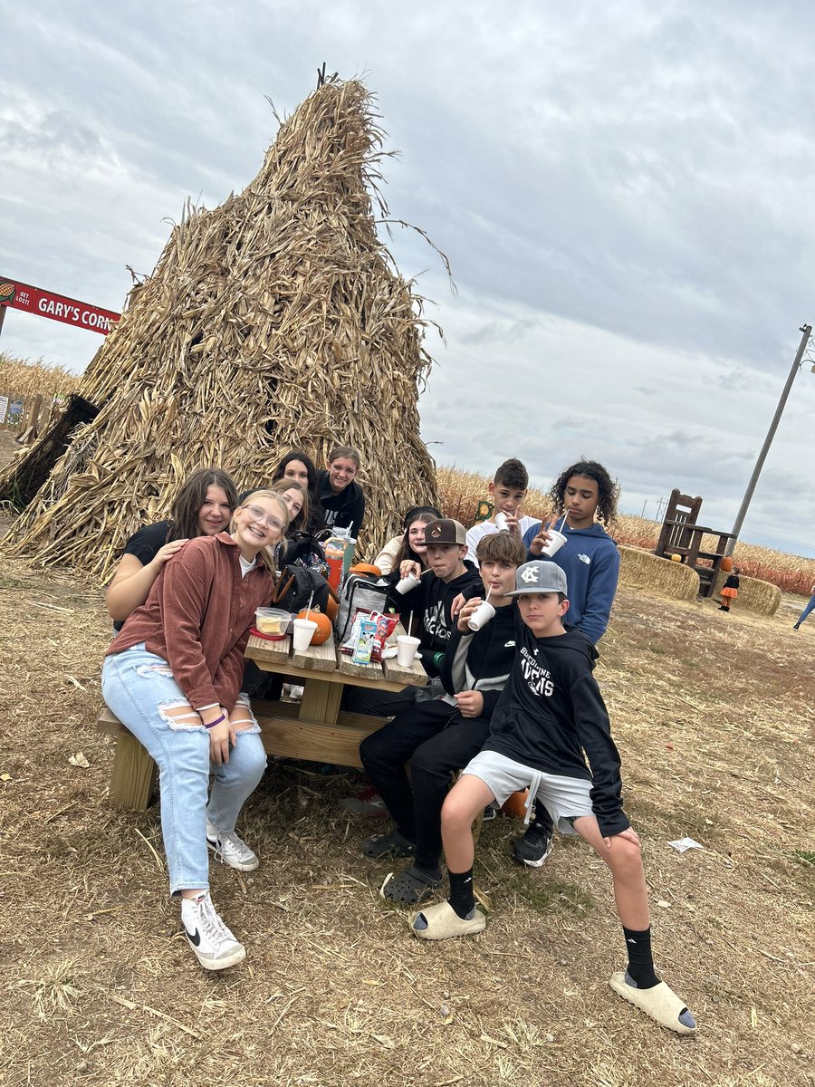 saffield's tweet photo. 🍁Perfect fall weather for a pumpkin patch with our #AMSRisingPhoenix! 🍁#amsaffield #WeAre409 #GarysBerries https://t.co/giaD20wXsH