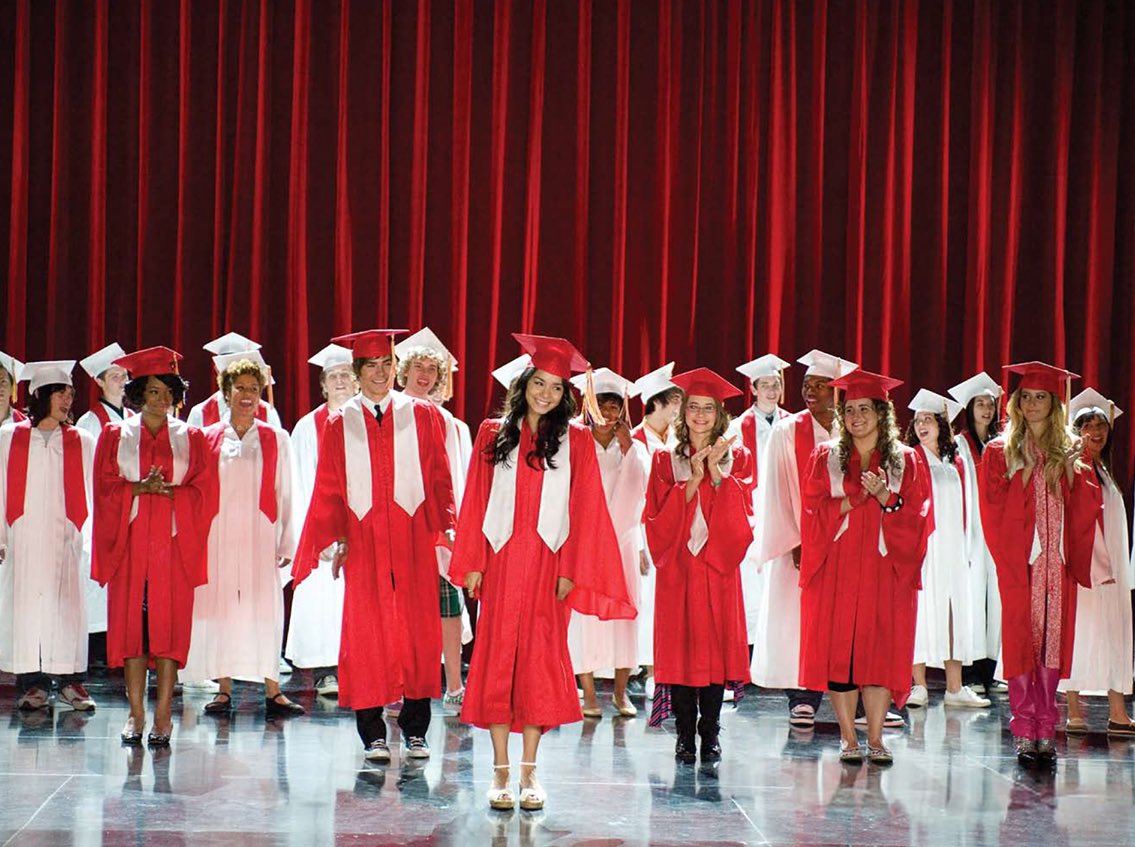 hsmfancIub's tweet photo. To celebrate the 15th anniversary of High School Musical 3, here a thread with bts/backstage pics of our fav cast: ✨ https://t.co/l4qdZWjmkK
