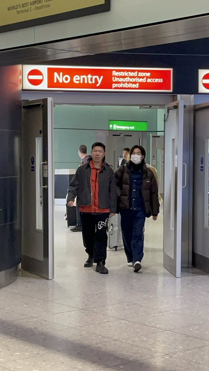 QIHUN3's tweet photo. Junmyeon is hereeeeee….. ahhhhhhhhh so good to see him in London. Have a good stay Suho… we love you ❤️ #SUHO #EXO https://t.co/DCeAaWMRRL
