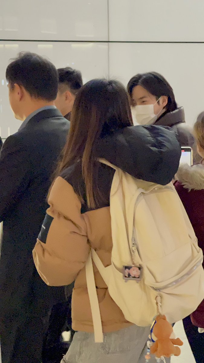 QIHUN3's tweet photo. Junmyeon is hereeeeee….. ahhhhhhhhh so good to see him in London. Have a good stay Suho… we love you ❤️ #SUHO #EXO https://t.co/DCeAaWMRRL
