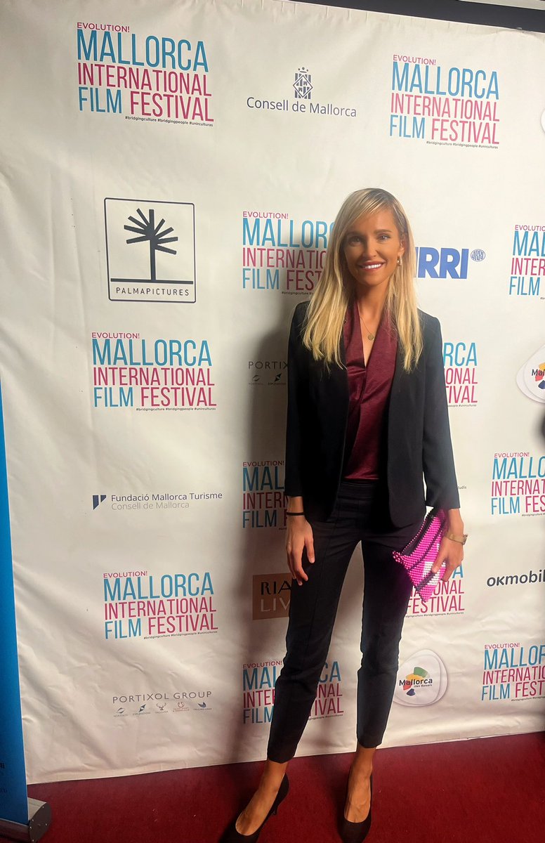 lauramtaberner's tweet photo. My first International Film Festival experience thanks to my friend, @EstherGonz885 ! 👯♀️🎬
I’m sure it won’t be the last one! 🤩
#evolutionmallorca #Mallorca #FilmFestival https://t.co/rsynLmsQYi