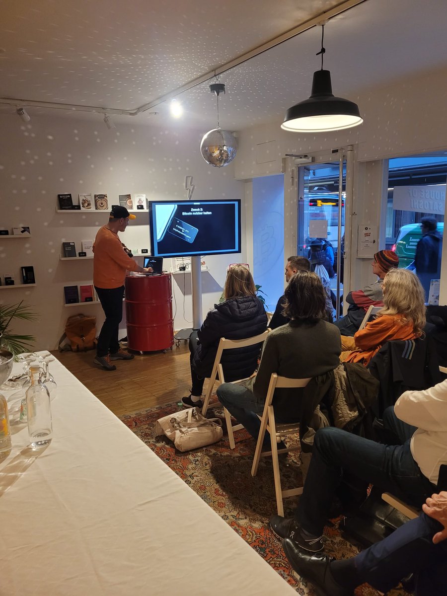 house_satoshi's tweet photo. Heute war wieder ein spannender Abend im #HouseOfSatoshi. @whitefleaCH hat super cool, einfach und praxisorientiert über die sichere Verwahrung von #Bitcoin gesprochen 🔥🚀 Toller Abend!

Eine einfache Wegleitung gibts hier: https://t.co/QRxmIVLLlL

#ThinkBitcoin https://t.co/Qt8aWwaqX9