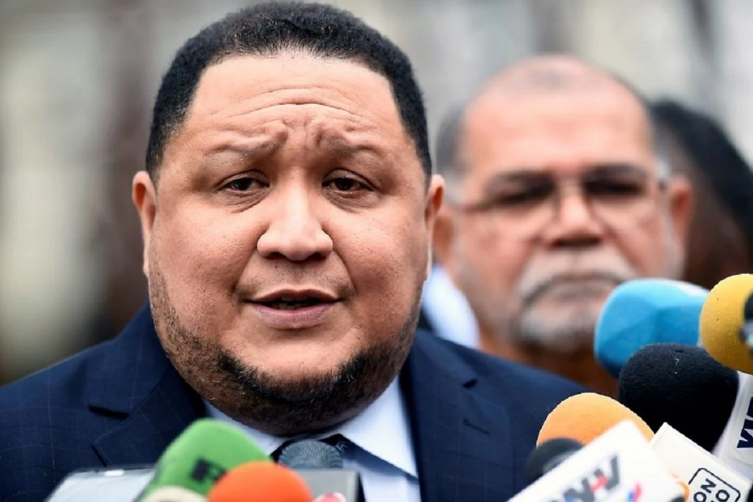 angelgodoy3's tweet photo. Quienes representan la cultura de la corrupción y los antivalores, harán lo que le sea para convencer a los chavistas que fueron a votar por Maria Corina Machado, que lo visto fue un fraude... Lo importante es que, a quienes vimos ese gentío votando, no nos van a meter ese cuento https://t.co/AbATiuslRg