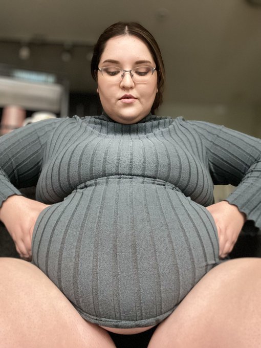 It&rsquo;s a ball? Noooo&hellip; it&rsquo;s my belly 😉💙 my sexy sexy belly! 🔥 https://t.co/u32fetNRJs<a href="/tag/clip"class="tags"><span>#clip</span></a>