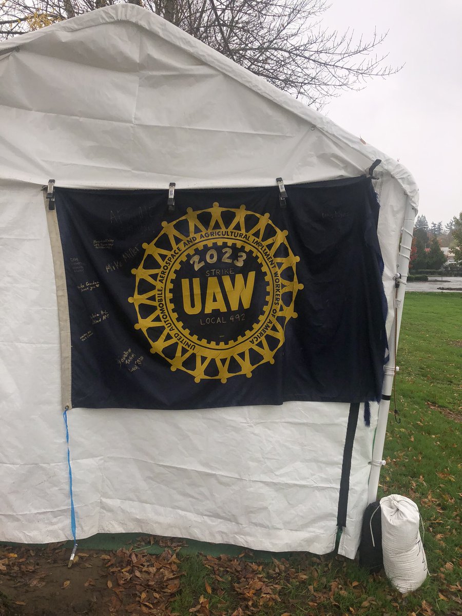 uawregion6's tweet photo. Rain or rain, @UAWLocal492 is holding the line in Oregon! PNW pickets give a new meaning to #UnionDrip 💦 #StandUpUAW https://t.co/qbIG9IfRAs