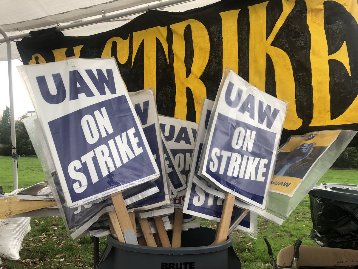 uawregion6's tweet photo. Rain or rain, @UAWLocal492 is holding the line in Oregon! PNW pickets give a new meaning to #UnionDrip 💦 #StandUpUAW https://t.co/qbIG9IfRAs