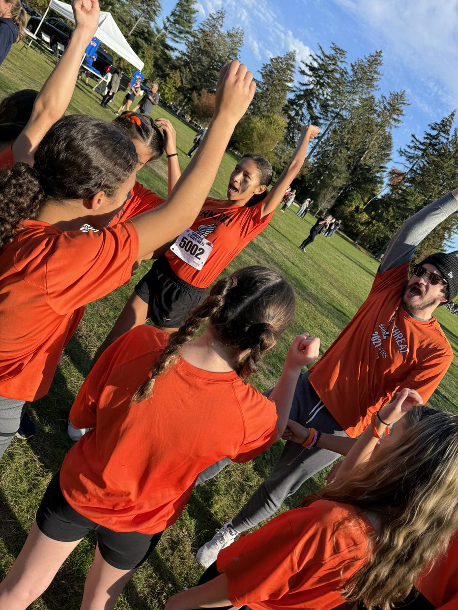 A little pre race “Simon Says” led by <a href="/MrDavisBHS/">Mr. Davis</a> to calm the nerves on the starting line… even TRN joined in on the fun🤣🙉