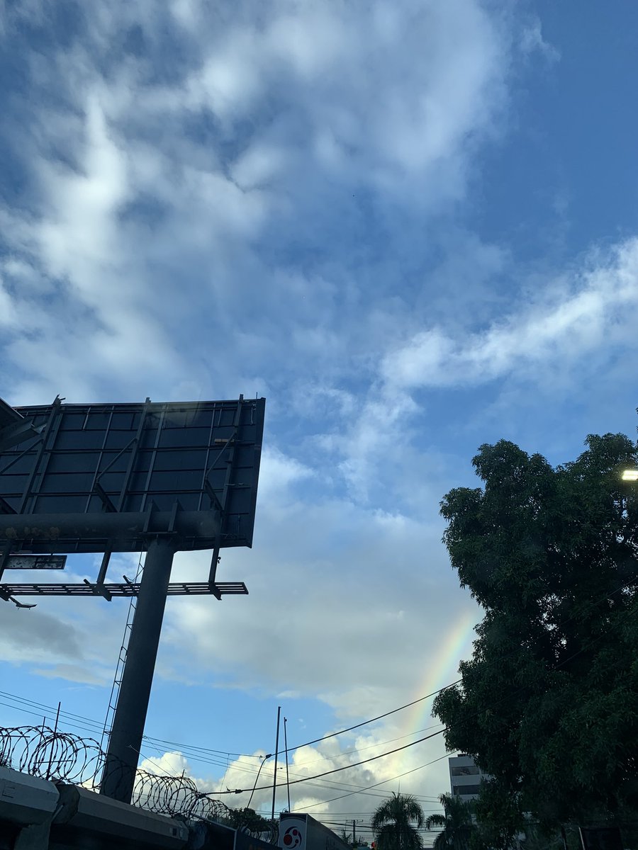 MechiPL's tweet photo. Este discreto arcoíris nos recuerda que a pesar de lo que sea que vivamos el amor de Dios siempre está. ✨ https://t.co/pbUlIZsSEi