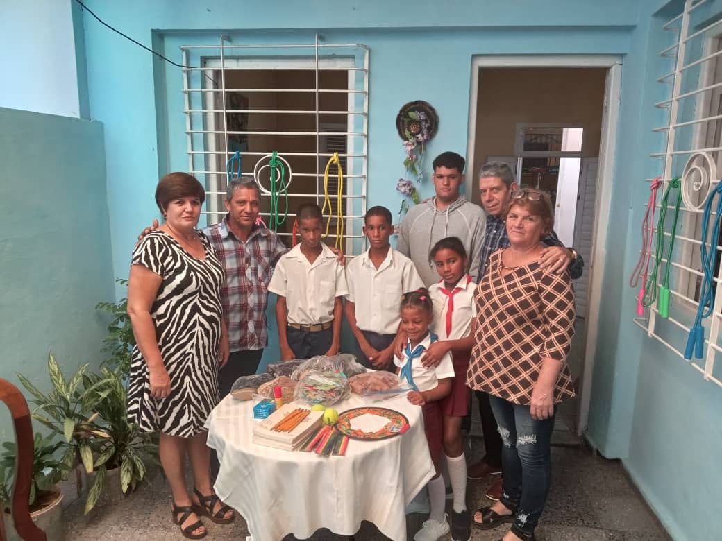 Juguetes y útiles escolares donados a los #CDRCuba por Cubacan Kids, de Canadá, y zapatos enviados por hermanos mexicanos y cubanos residentes en México, fueron entregados al Hogar de Niños sin Amparo Familiar de Pinar del Río por Julia Durruthy, Vicecoordinadora Nacional #Cuba
