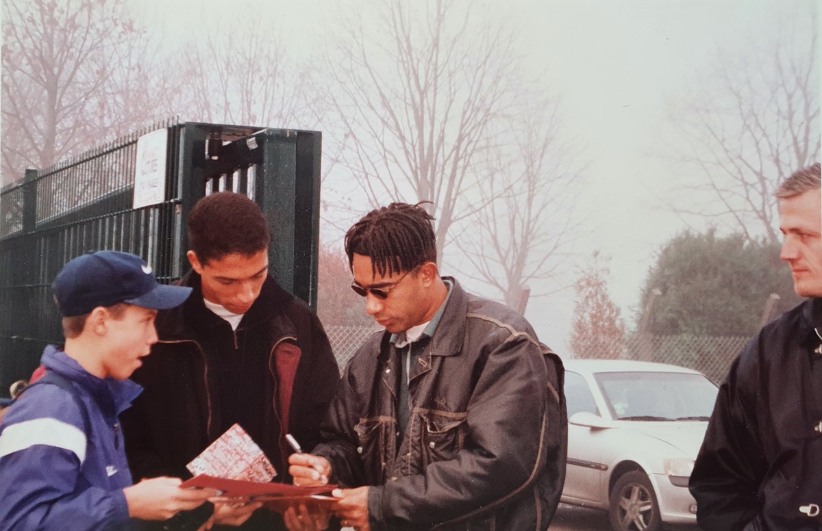 NavetBenjamin's tweet photo. Mes potes Damien et Olivier en mode autographe avec Patrice Loko au Camp des Loges en 1997.

📸: collection personnelle @NavetBenjamin 

#PSG #TeamPSG #CampdesLoges https://t.co/BY9LWKahOA