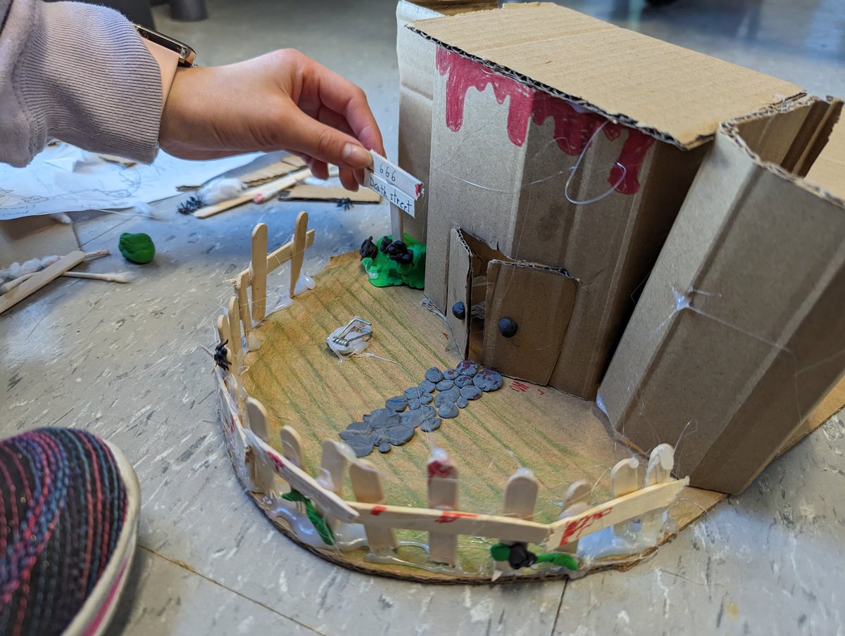 MrHennigar's tweet image. Our #Hackoween haunted houses are coming together! Tomorrow we wrap up the construction and focus on writing, and Thursday we paint and code! #MakerEdNS
