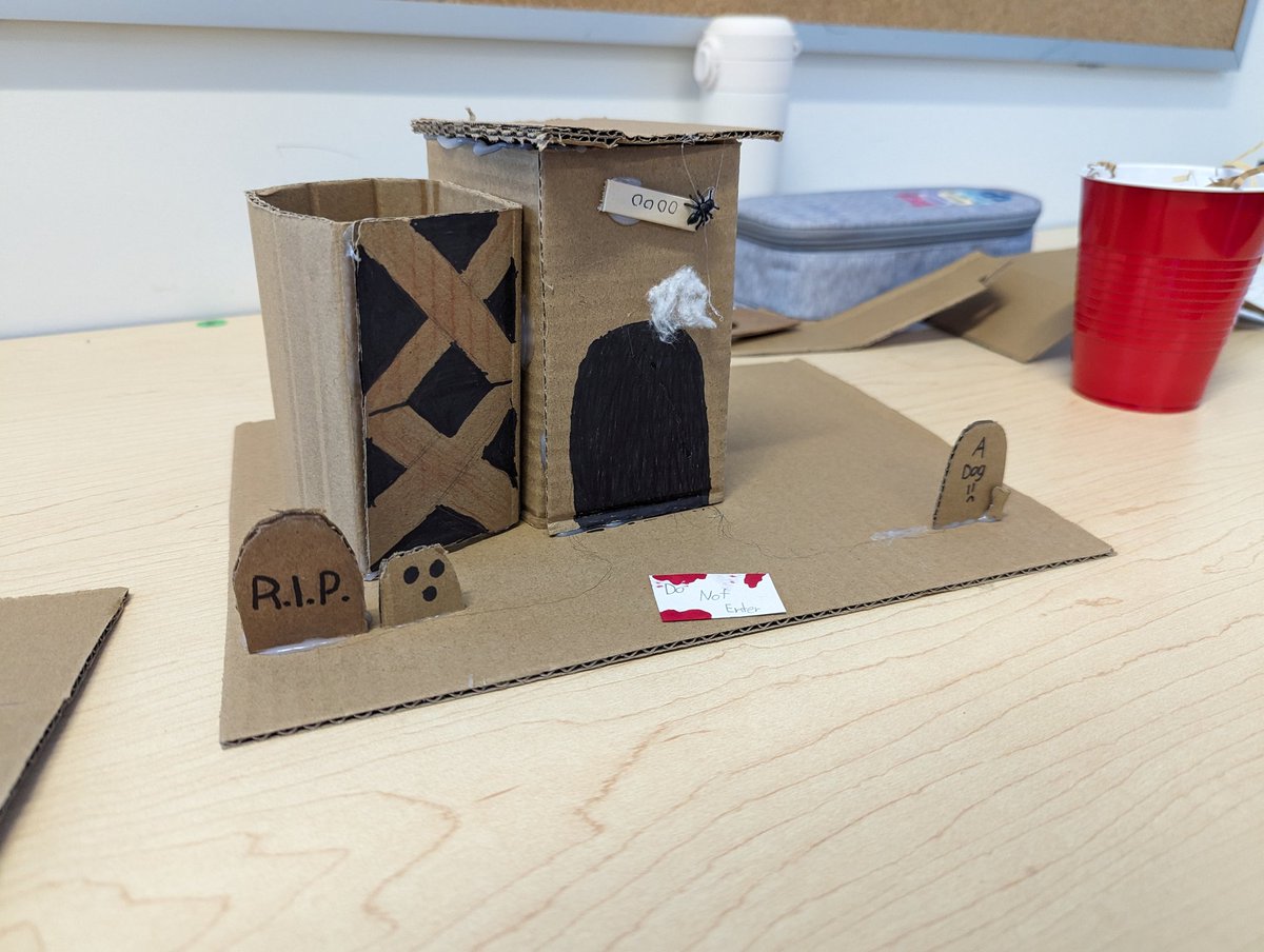 MrHennigar's tweet image. Our #Hackoween haunted houses are coming together! Tomorrow we wrap up the construction and focus on writing, and Thursday we paint and code! #MakerEdNS