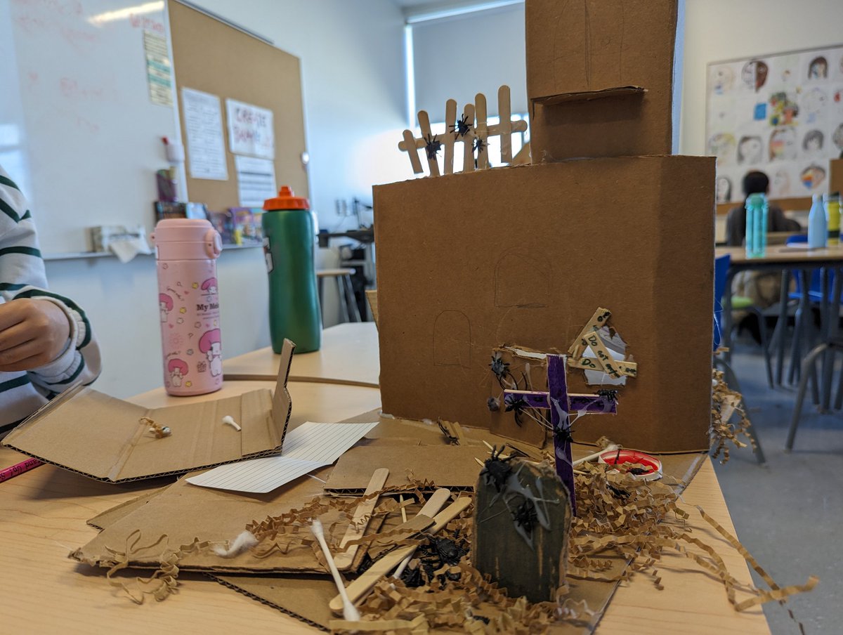 MrHennigar's tweet image. Our #Hackoween haunted houses are coming together! Tomorrow we wrap up the construction and focus on writing, and Thursday we paint and code! #MakerEdNS