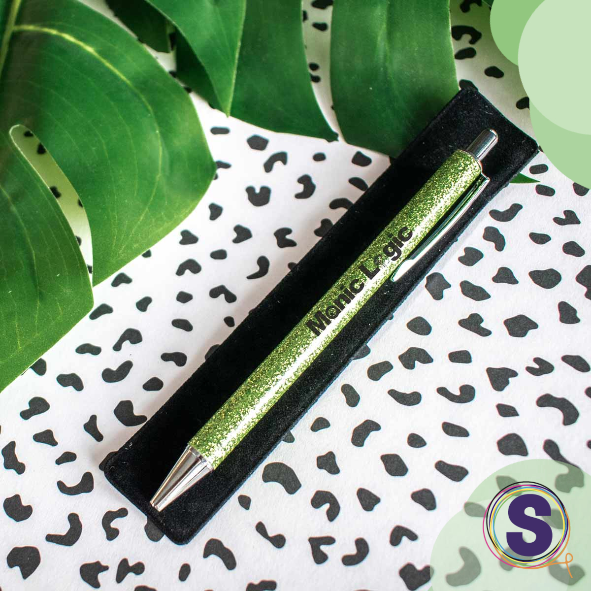 Make your giveaway pens more interesting 😎  
This glitter pen looks great and writes smoothly, and it comes in a gift velvet sleeve for an elevated presentation. 
Interested? 
Let's talk!  

#businessgifts #clientsgifts   #SunrisePrinting