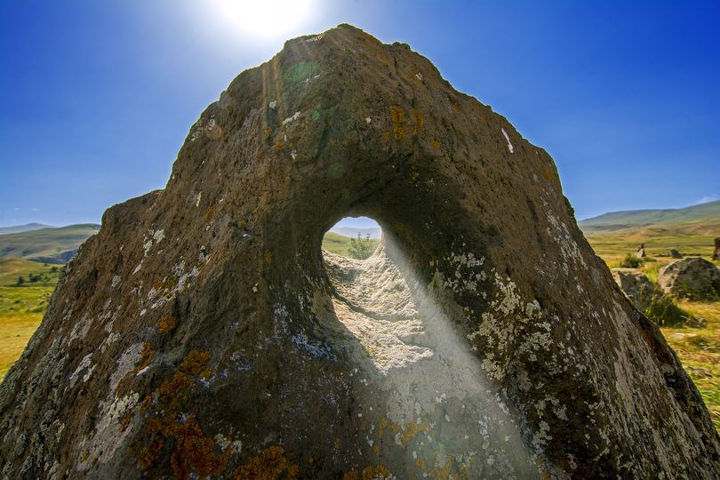 Zorats Karer, appelé le « Stonehenge arménien » dans les hauts plateaux arméniens se compose de plus de 200 monolithes massifs certains pesant+10 tonnes disposées en cercles certaines étant percées de petits trous ...
Zorats Karer servait d'observatoire astronomique ancien...
