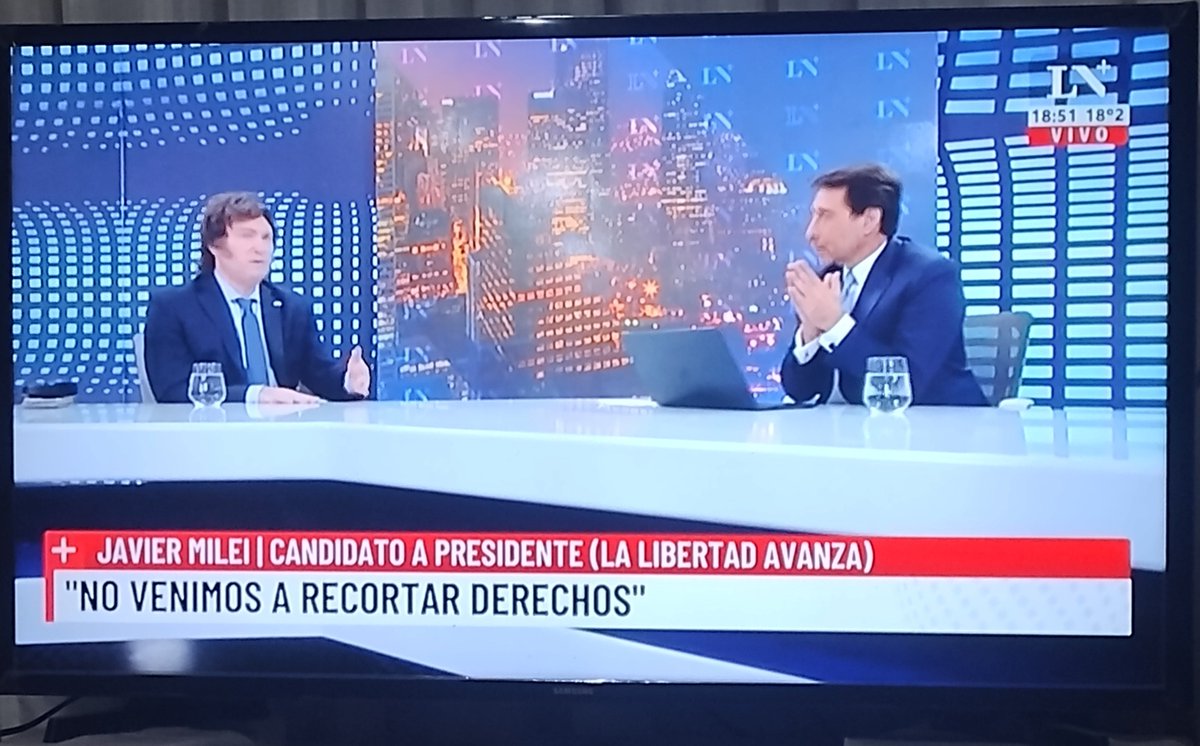 Jotape953's tweet photo. "Nosotros no venimos a recortar derechos, venimos a recortar privilegios." 
Excelente @JMilei y muy bien @edufeiok simplificando para que todos entiendan las propuestas.
 #LaLibertadAvanza #VLLC #JuntosPorLaLibertad #LibertadOKirchnerismo #KirchnerismoNuncaMas https://t.co/qRDYhGNbf0