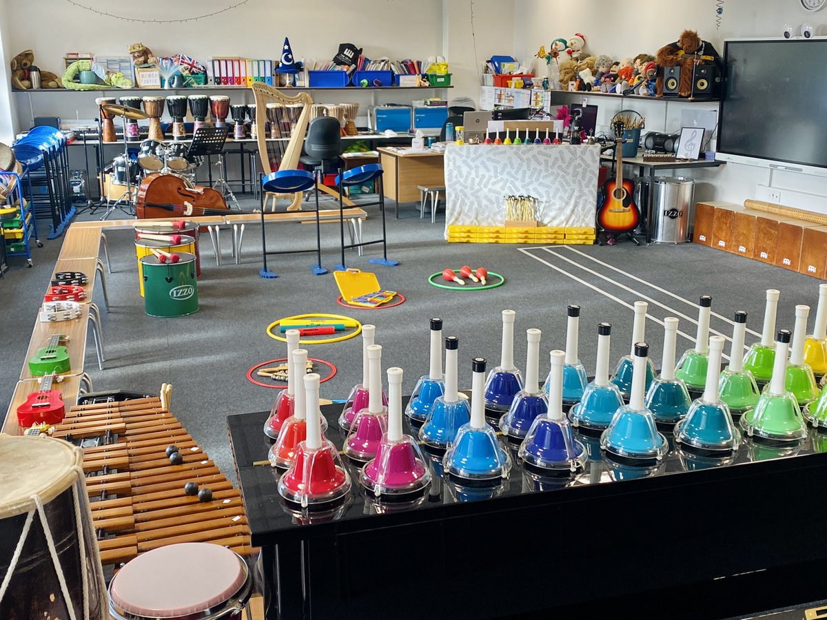 Un aula de Música de primaria en Reino Unido... y lo que no se ve en la foto. 🥲

#EdMusical
#Envidia
