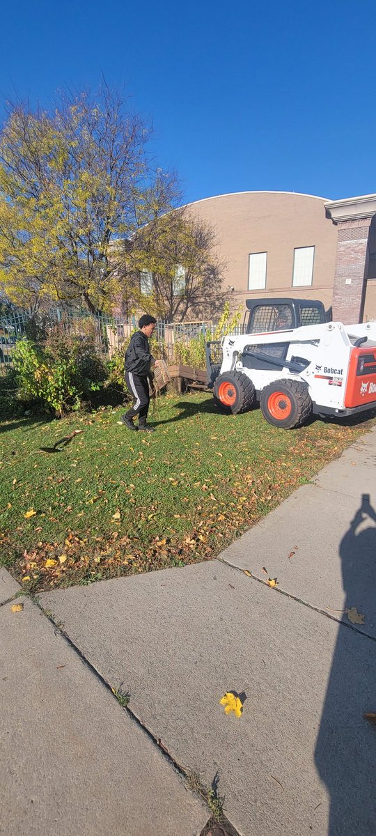Thank you to the students a d staff from <a href="/EdisonTechRCSD/">Edison Tech</a> for building and installing these amazing garden beds <a href="/RCSDsch45/">Mary McLeod Bethune</a>. They will be loved and used to support science instruction for years to come! #WeAllHaveSuperPower #ONERCSD