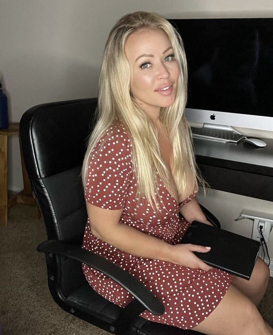 Watch Austin Taylor's leaked NSFW photo on TwXstars