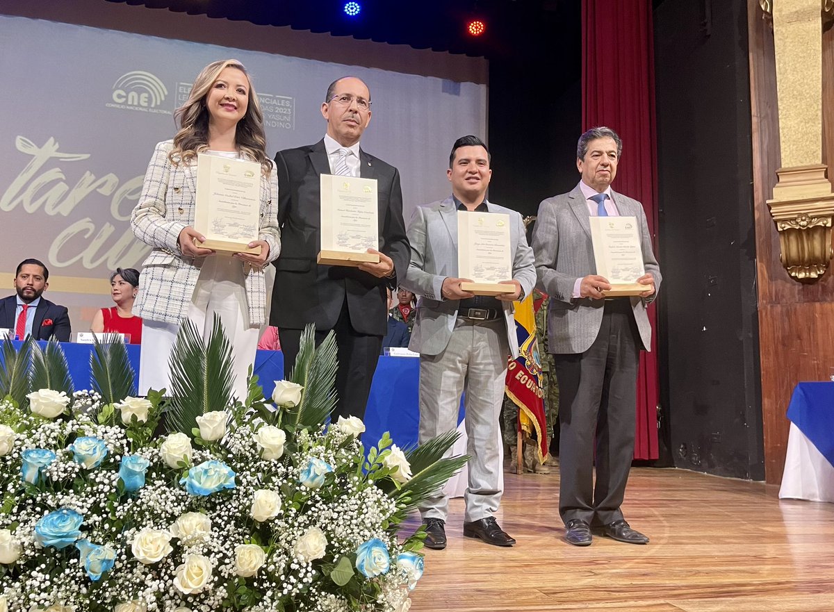 GoberLoja's tweet photo. 📍AHORA| #Loja 

.@EduardoPunin, gobernador de la provincia; junto a Paúl Aguilar, intendente general de Policía; María Cecilia Palacio, jefa política del cantón y autoridades locales participan de la entrega de credenciales a los asambleístas provinciales principales y alternos. https://t.co/rzm2Yk1WHn