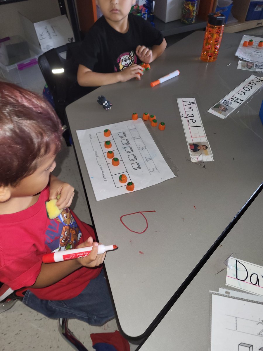 GisetKing's tweet photo. Halloween Math at @BelNafegar .
We used mellow pumpkins, marshmallows, and spider gummies to explore and represent numbers up to 10.
#fall #prekmath  #engagement
#sensorylearning #preklife #duallanguage https://t.co/nSqUrfEdnb