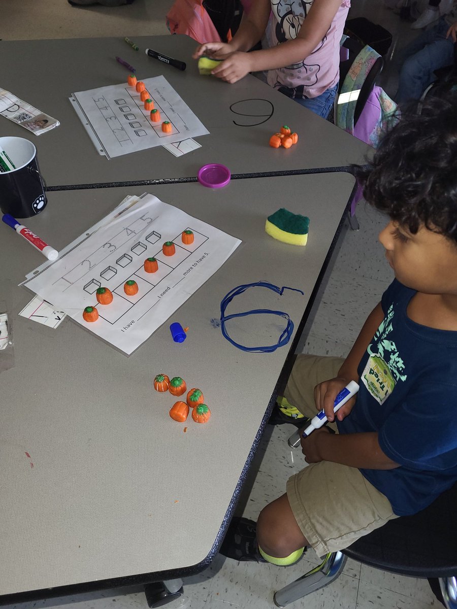 GisetKing's tweet photo. Halloween Math at @BelNafegar .
We used mellow pumpkins, marshmallows, and spider gummies to explore and represent numbers up to 10.
#fall #prekmath  #engagement
#sensorylearning #preklife #duallanguage https://t.co/nSqUrfEdnb