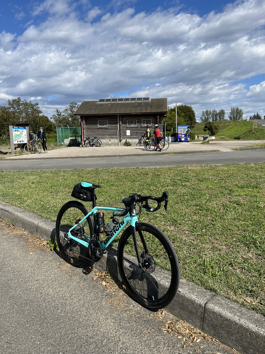 KAZ0618's tweet photo. 半年ぶりに荒サイを走ってきました。🚴‍♂️足まわりを変えた効果か、平均速度が約3キロup 新砂（船着場のセイタカアワダチソウが綺麗でした。）到着後　調子にのって自走帰宅しました。 https://t.co/o8PxVIZl5A