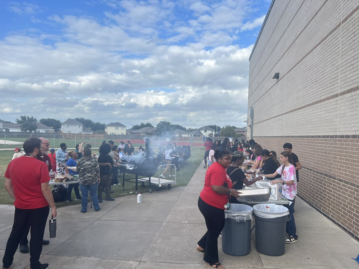 ReginalMitchell's tweet photo. Huge thanks @HEB for all the donations and contributions to make this annual tailgating event a success. Great production from our amazing staff @ThorntonCFISD #TTEAM serving our students and families one at a time! @CyFairISD @SarahHarty3 @SuptMarkHenry #WEARECFISD #WEAREONE https://t.co/n0KaTZkPC0