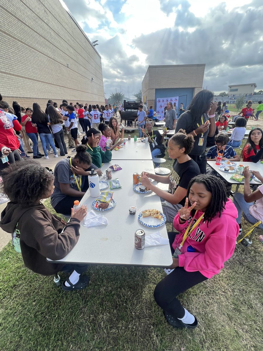 ReginalMitchell's tweet photo. Huge thanks @HEB for all the donations and contributions to make this annual tailgating event a success. Great production from our amazing staff @ThorntonCFISD #TTEAM serving our students and families one at a time! @CyFairISD @SarahHarty3 @SuptMarkHenry #WEARECFISD #WEAREONE https://t.co/n0KaTZkPC0