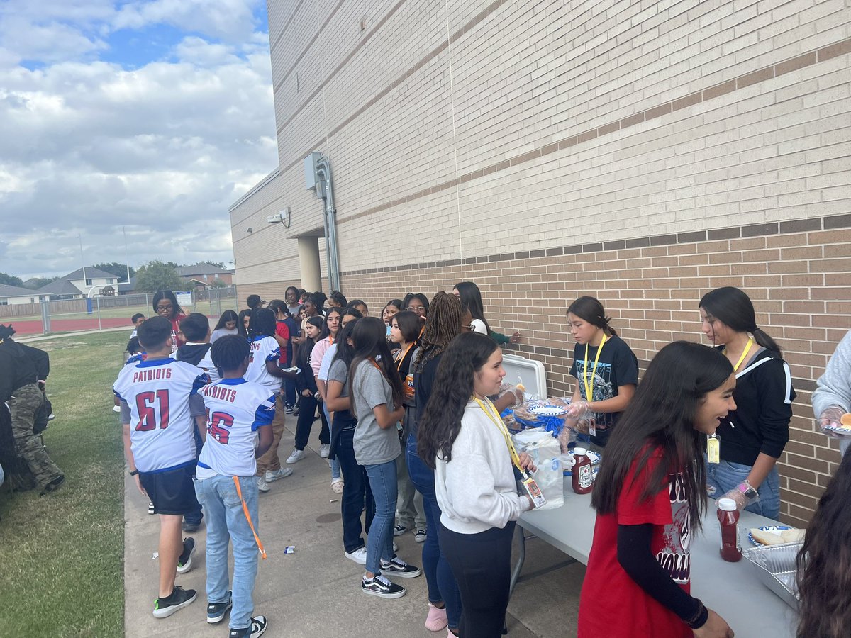 ReginalMitchell's tweet photo. Huge thanks @HEB for all the donations and contributions to make this annual tailgating event a success. Great production from our amazing staff @ThorntonCFISD #TTEAM serving our students and families one at a time! @CyFairISD @SarahHarty3 @SuptMarkHenry #WEARECFISD #WEAREONE https://t.co/n0KaTZkPC0