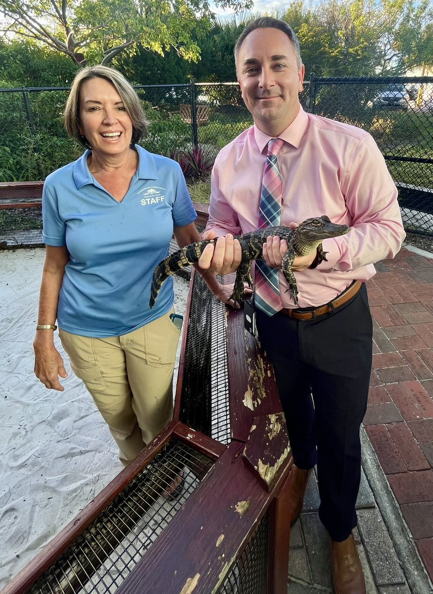 ✅ Visionary Leader
✅Instructional Enthusiast
✅Collaborative Colleague
✅Employee Advocate
✅ Student & Family Champion
🐊Alligator Wrangler?!?!

There’s nothing @SuptMaine won’t do to engage and celebrate and support our employees and students! @CareersMcsd’s Tea by the Sea…