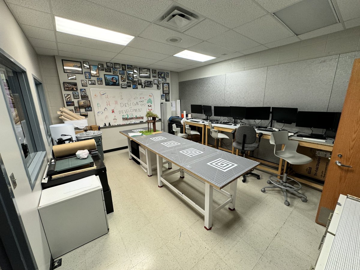 OlatheDesign's tweet photo. Calling all 8th Grade Olathe Students! 
Design Academy Open House is at Olathe East tonight from 5:30-7:30. See what great things our students are making. https://t.co/3fdGBI57Kx