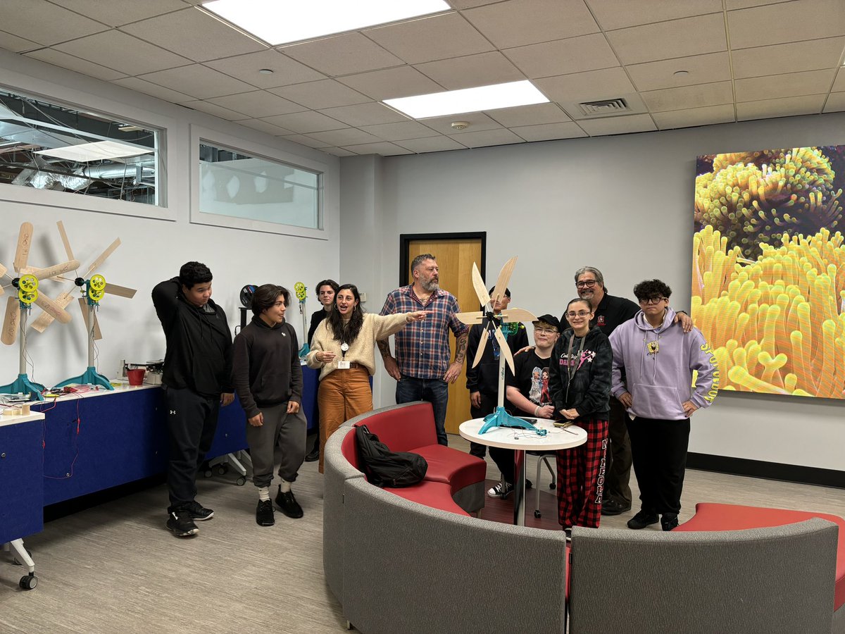 Jennmaich's tweet photo. First seminar in #synergy@mhs #industrymentor series.  Thank you @MrsTobyKlein and @MSFabLab for bringing in @briantymann to connecting  our learning to the "real world"  #designingsolutions
@mineolahs https://t.co/UYZaPNo02i