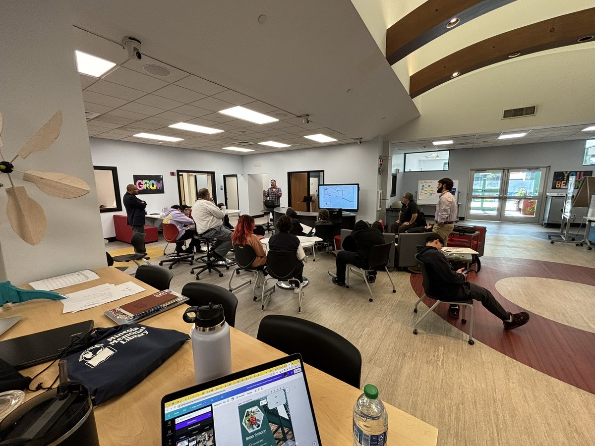 Jennmaich's tweet photo. First seminar in #synergy@mhs #industrymentor series.  Thank you @MrsTobyKlein and @MSFabLab for bringing in @briantymann to connecting  our learning to the "real world"  #designingsolutions
@mineolahs https://t.co/UYZaPNo02i