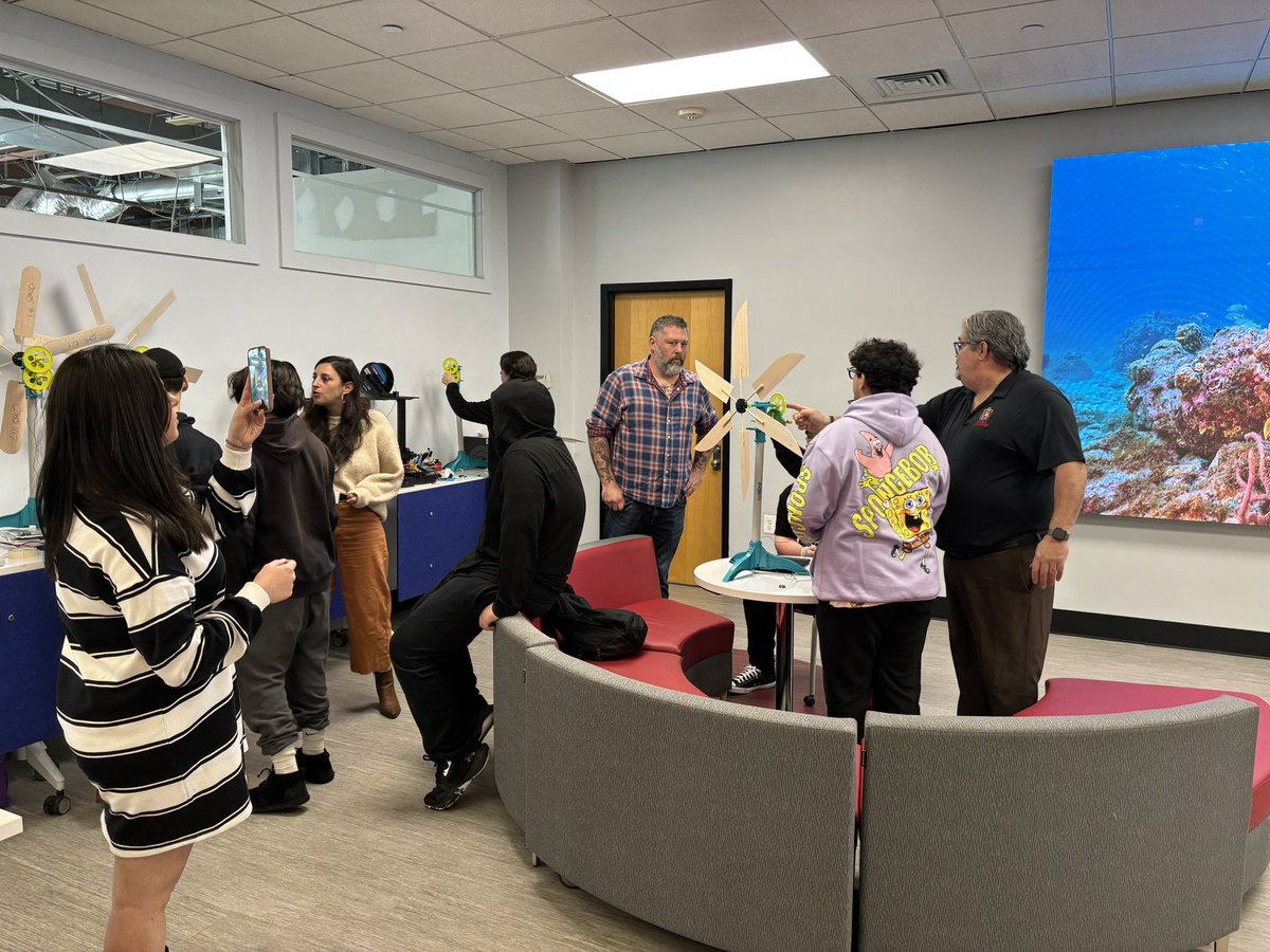 Jennmaich's tweet photo. First seminar in #synergy@mhs #industrymentor series.  Thank you @MrsTobyKlein and @MSFabLab for bringing in @briantymann to connecting  our learning to the "real world"  #designingsolutions
@mineolahs https://t.co/UYZaPNo02i