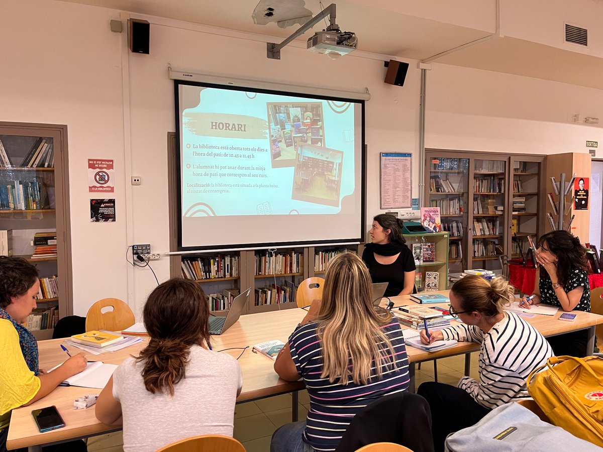 SEciutatvella's tweet photo. Primera sessió del Seminari dinamització de #bibliotequesescolars de Ciutat Vella. Hem conegut la biblioteca de 
@insmilabcn, el seu club de lectura i com treballen els 30 minuts de lectura. Gràcies per compartir #bonespractiques #gustperlalectura
@puntedu @consorciedubcn https://t.co/q2fxfeJD7l
