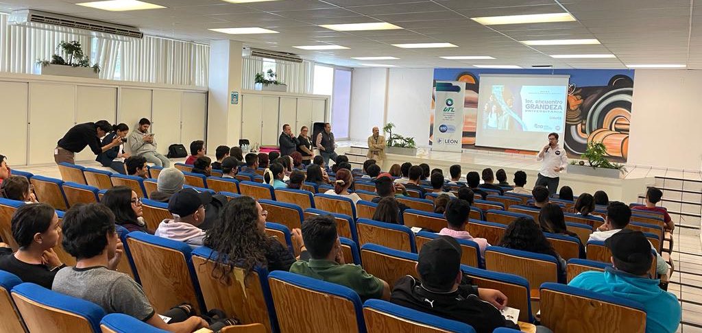 luisandres24's tweet photo. Muchas gracias a la @UTLmex por la anfitrionía para dar inicio al 1er encuentro Grandeza Universitaria en donde potenciamos el liderazgo y las habilidades blandas de nuestros jóvenes. https://t.co/72zXzgdT1C