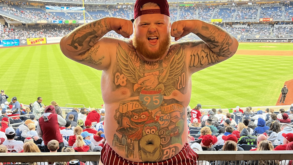 matt_mullin's tweet photo. I knew that shirt looked familiar... https://t.co/xQVgx4pDNg