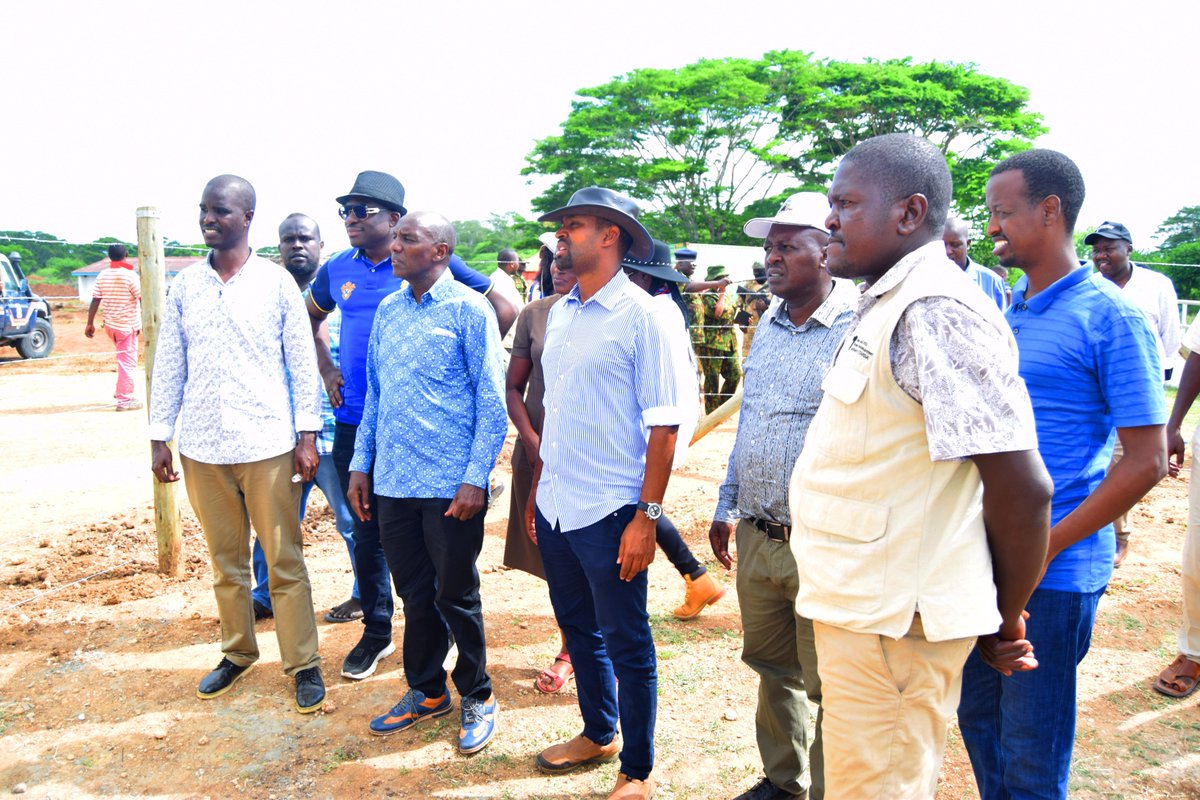 Roba_Liban_Duba's tweet image. 1:I had the privilege of hosting PS @regional_dev Mr. @harsama_kello and PS State Department for Roads Eng. Joseph Mbugua at the #TDIP Project, as they assessed the progress of the rehabilitation works at the #TDIP, which aims to increase rice production in the Tana Delta. #Rice