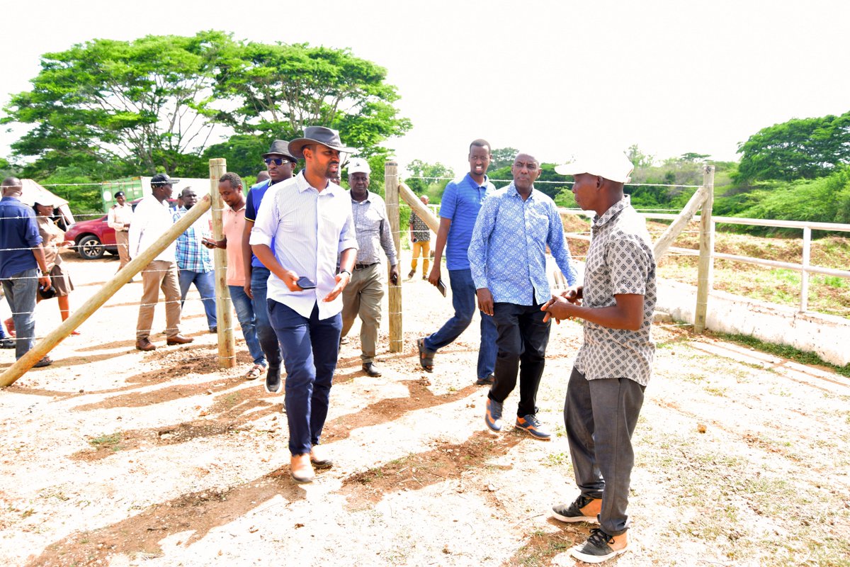 Roba_Liban_Duba's tweet image. 1:I had the privilege of hosting PS @regional_dev Mr. @harsama_kello and PS State Department for Roads Eng. Joseph Mbugua at the #TDIP Project, as they assessed the progress of the rehabilitation works at the #TDIP, which aims to increase rice production in the Tana Delta. #Rice