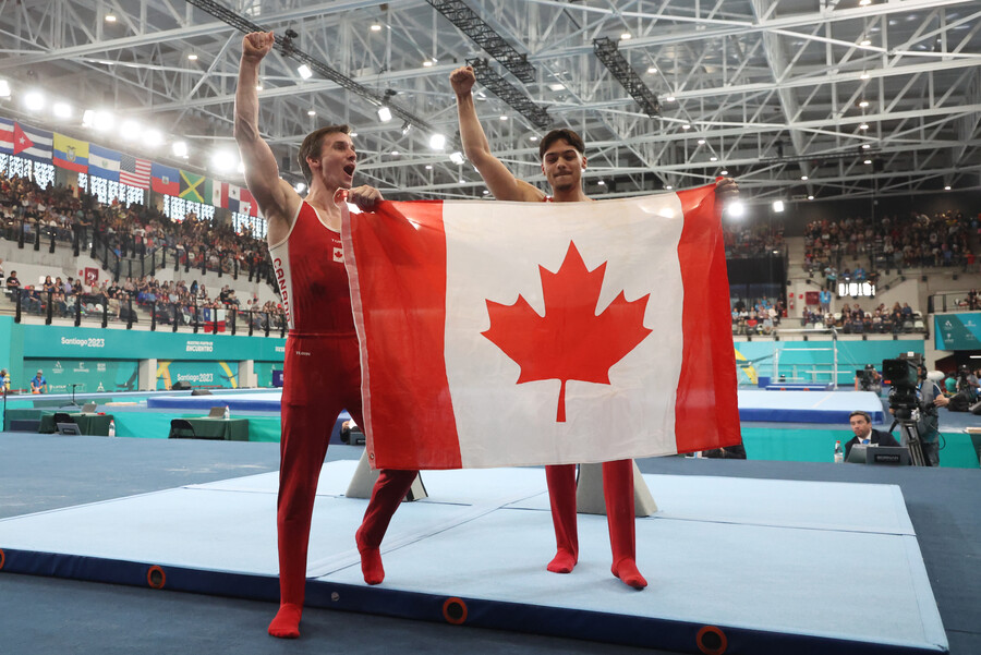 #Día4|🤸‍♀️🙌💥¡MEDALLA DE ORO PARA #Canadá!🥇

Tremenda jornada para los norteamericanos‼️

Zachary Clay y Jason Rampersad🇨🇦 dominaron en la #GimnasiaArtística y se quedaron con el primer y segundo lugar en el Caballete con arzones👏