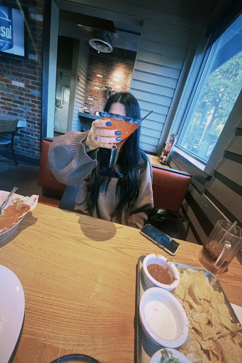 nuhcole__'s tweet photo. flew from oregon to florida so I could have a barbarita #chilisgrillandbarbz 🍸 https://t.co/uIxAjbRw17