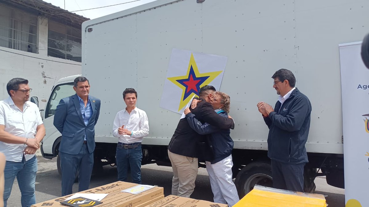 Arrancó Plan Piloto Estrella de la Seguridad Vial fase de señalización 4km Avda Simón Bolívar Gracias a instituciones q creyeron. JUNTOS LO LOGRAMOS!! <a href="/ErnestoVarasVal/">Ernesto Varas Valdez</a> @epmmop @amt <a href="/AlexPerez_Ec/">Alex Perez</a> <a href="/WilsonMerinoR/">Wilson Merino Rivadeneira</a>
<a href="/st_innova/">ST</a> <a href="/pabelml/">Pabel Muñoz L.</a> <a href="/SPPAT_Ec/">SPPAT Ecuador</a>
 TIEMPO DE PARAR 🤚