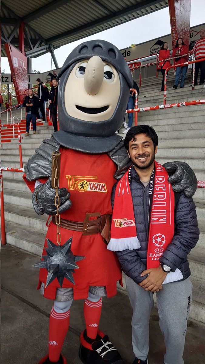 SpandanMallick5's tweet photo. There is a Berliner myth - "...the lion is humble everywhere other than its own jungle, just like the Alte Fösterei."

Taking a photo with the famed 'Eiserne Ritter' (Iron Rider) mascot of the 1. FC Union.

UEFA Youth League U19 || 1. FC Berlin vs Napoli https://t.co/Q3Yidh38T1